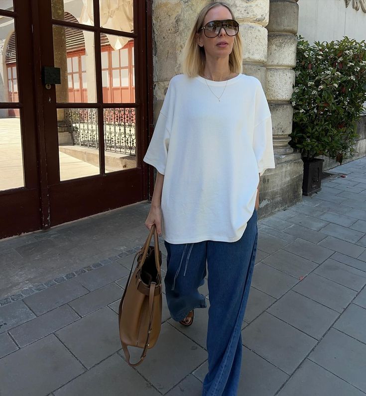 Oversize Tee Outfit, Wide Leg Jeans Street Style, Basic Tshirt Outfit, Wide Leg Jeans Outfit Summer, Flowy Outfit, Flowy Outfits, Oversized Tee Outfit, Tshirt And Jeans, Oversize Tshirt Outfits