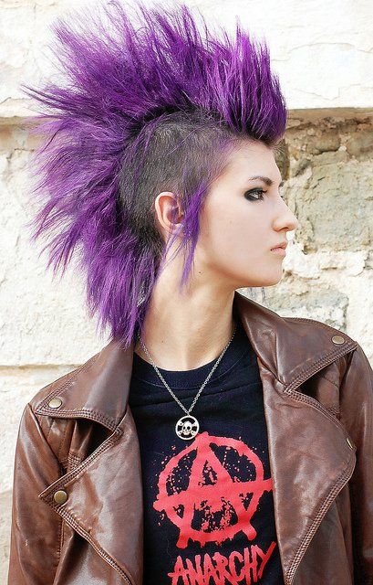 Purple Punk Girl Hair, Punk Hairstyles For Long Hair, Punk Mohawk, Chicas Punk Rock, Punk Hairstyles, Punk Rock Girls, Harajuku Hair, Punk Mode, Chica Punk