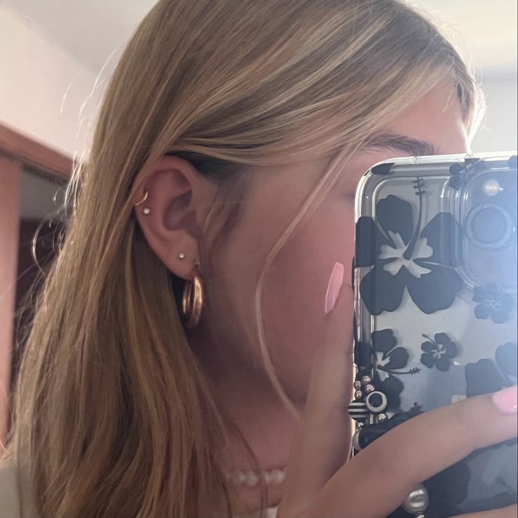 Eat Cartilage Piercing, Gold Cartilage Hoop, High Cartilage Piercing, Gold Hoop Cartilage Piercing, Helix Hoop Piercing, Cartlidge Piercing Placement, Cartridge Piercing, Double Helix Piercings Aesthetic, Cartalige Percinings