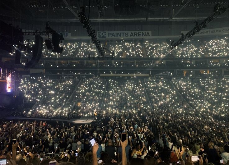 Hundreds of people hold up their phone with the lights on at a queen concert Concert Audience, 21 Pilots, Queen, Concert