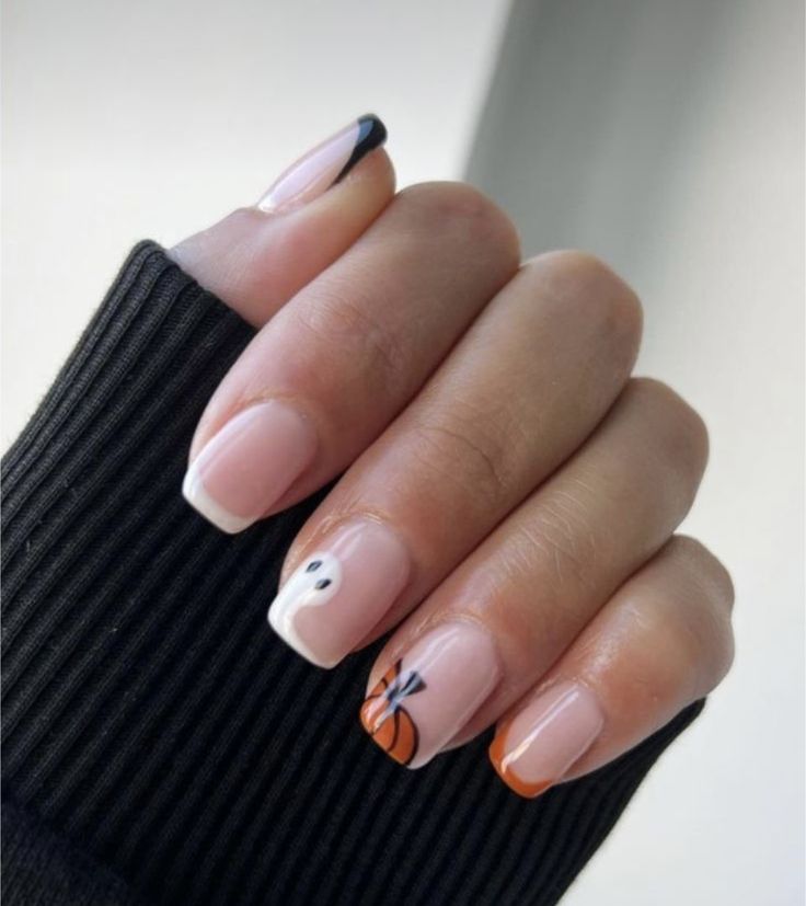 Simple Halloween Nails Pumpkin, Halloween Simple Nails Short, Short Gel Nail Designs Halloween, Simple Halloween Nails Short Pumpkin, Cute Simple Halloween Nails Short, Simple But Cute Halloween Nails, Basic Halloween Nails Short, Halloween Nails On Natural Nails, Simple Pumpkin Nail Art