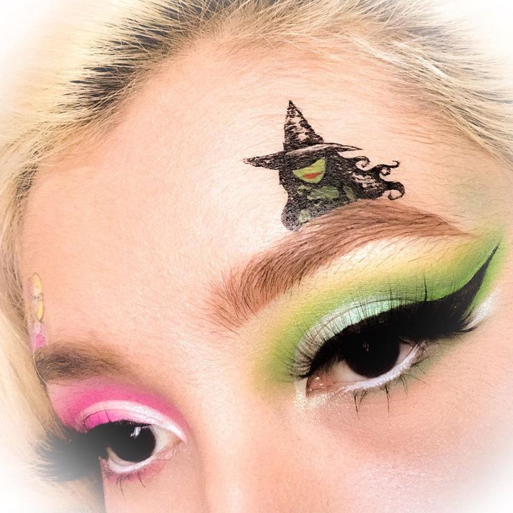 Tara Rose Cardinal on Instagram: “Broadway’s Wicked Elphaba Makeup Look🤓 I did Glinda on the other eye but at the last second I smudged it😢 so yeah, lovely😑…” Wicked Makeup Looks Glenda, Wicked Movie Makeup Ideas, Glenda Makeup Wicked, Wicked Musical Makeup, Wicked Makeup Ideas, Wicked Themed Makeup, Elphaba Inspired Makeup, Wicked Inspired Makeup, Glinda The Good Witch Makeup