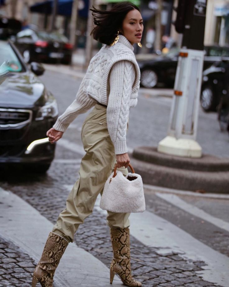 Tiffany Hsu Street Style, Tiffany Hsu, 2020 Street Style, Dopamine Dressing, Style Muse, Paris Fashion Week Street Style, Looks Street Style, Sweater Style, Free Style