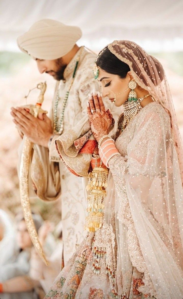 Sikh Wedding Photography, Indian Wedding Pictures, He Cheated, Punjabi Wedding Couple, Bride Photos Poses, Wedding Photoshoot Poses, Indian Wedding Photography Poses, Bridal Poses, Cheated On