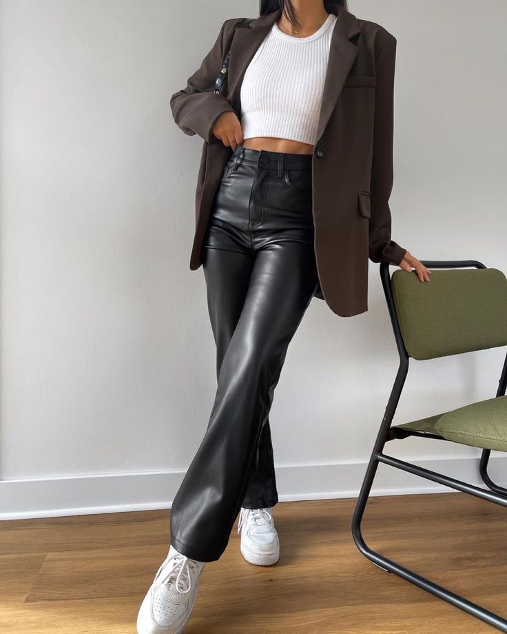 Leather Flare Pants Outfits, Flares Outfit, Leather Trousers Outfit, Lederhosen Outfit, Leather Pants Outfit, Digital Fashion, Blazer Outfit, Trendy Fall Outfits, Moda Vintage