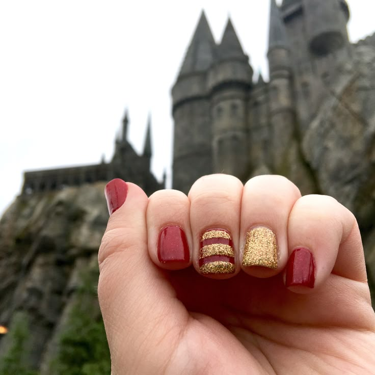 Gryffindor manicure Harry Potter Nails Designs, Potter Nails, Harry Potter Nail Art, Harry Potter Nails, Gel French Manicure, Unghie Nail Art, Theme Harry Potter, Striped Nails, Cute Gel Nails