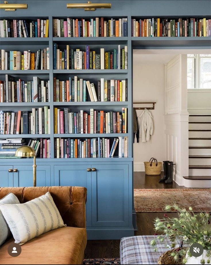 Reading Room Design, Blue Bookshelves, Home Library Design, Home Libraries, Built In Bookcase, Design Del Prodotto, Reading Room, A Living Room, Home Library