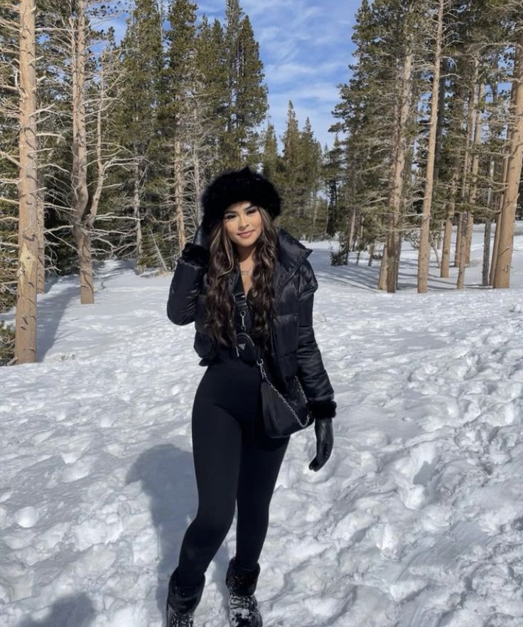 Mountain Cute Outfits, Snow Pictures Outfit, All Black Snow Outfit, Cute Outfits For The Snow, Winter Village Outfit, Snow Ootd Winter Outfits, Baddie Snow Outfits, Cute Colorado Outfits, Colorado Outfit Winter Snow