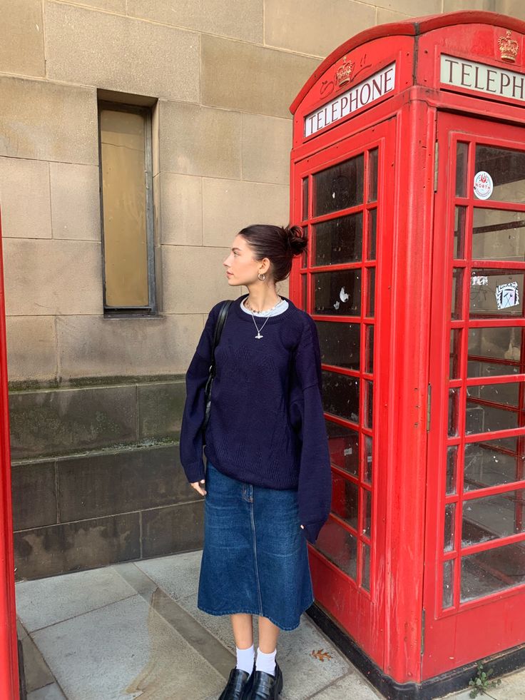 Demin Midi Skirt, Denim Long Skirt Outfit Winter, Long Skirt Outfits Vintage, Denim Long Skirt Outfit Aesthetic, Long Denim Skirt Autumn Outfit, Long Denim Skirt Outfit Autumn, Long Skirts With Loafers, Sweater With Denim Skirt, Outfit Long Denim Skirt