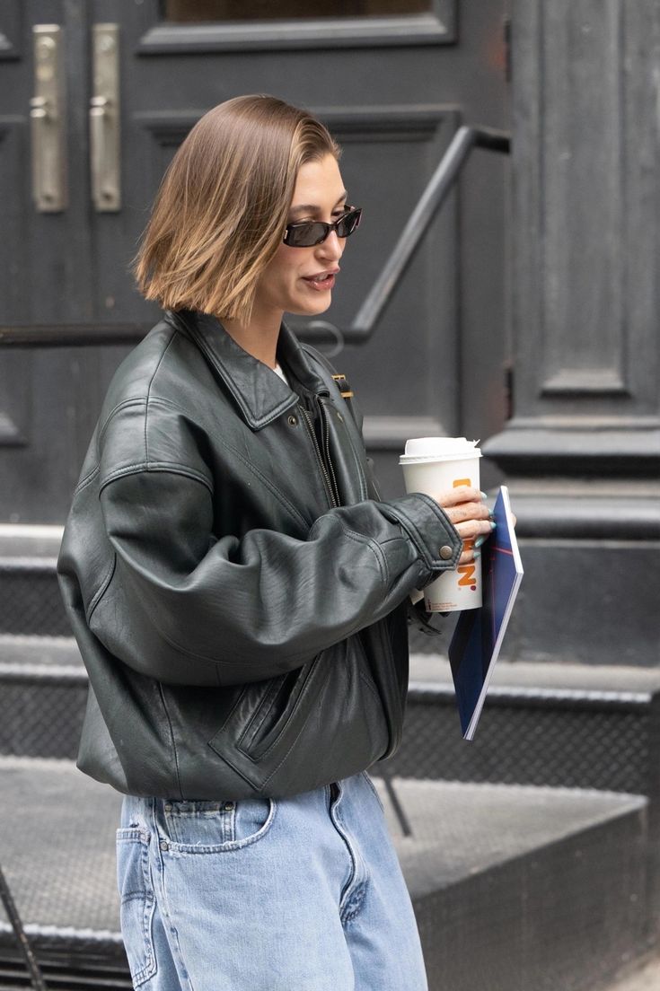 hailey bieber 04.27.23 Upper East Side Aesthetic, East Side Aesthetic, Fashion Outfits Streetwear, Sleek Short Hair, Hayley Bieber, Hailey Bieber Style, Hailey Baldwin Style, Soho New York, Long Bob Hairstyles