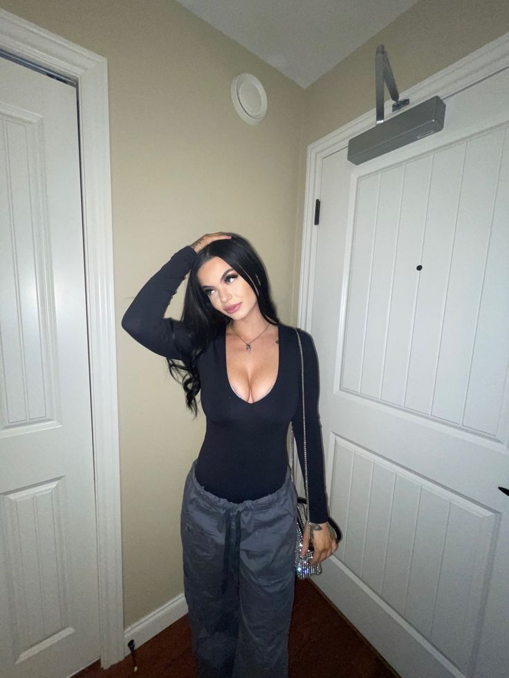 Cargo Pants With Bodysuit Outfit, Cargos And Bodysuit Outfit, Cardigan With Cargo Pants, Bodysuit Cargo Pants Outfit, Cargos And Bodysuit, Dark Grey Bodysuit Outfit, Body Suit And Cargo Pants Outfit, Bodysuit With Cargo Pants, Dark Grey Cargo Pants Outfit