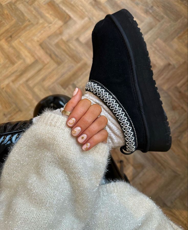 Black Slippers Outfit, Outfits With Black Uggs, Black Uggs Outfit, Ugg Tasman Outfit, Ugg Tasman Slippers Outfit, Tasman Slippers Outfits, Black Ugg Slippers, Slipper Outfit, Platform Outfit