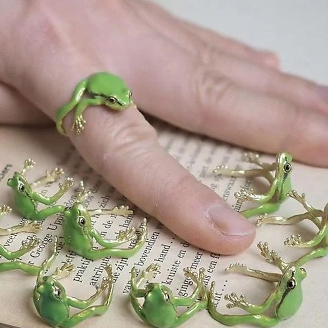 Roach Holder Ring, Frog Rings, Frog Ring, Weird Jewelry, Tanah Liat, Daily Jewelry, Funky Jewelry, Cheap Gifts, Cute Frogs