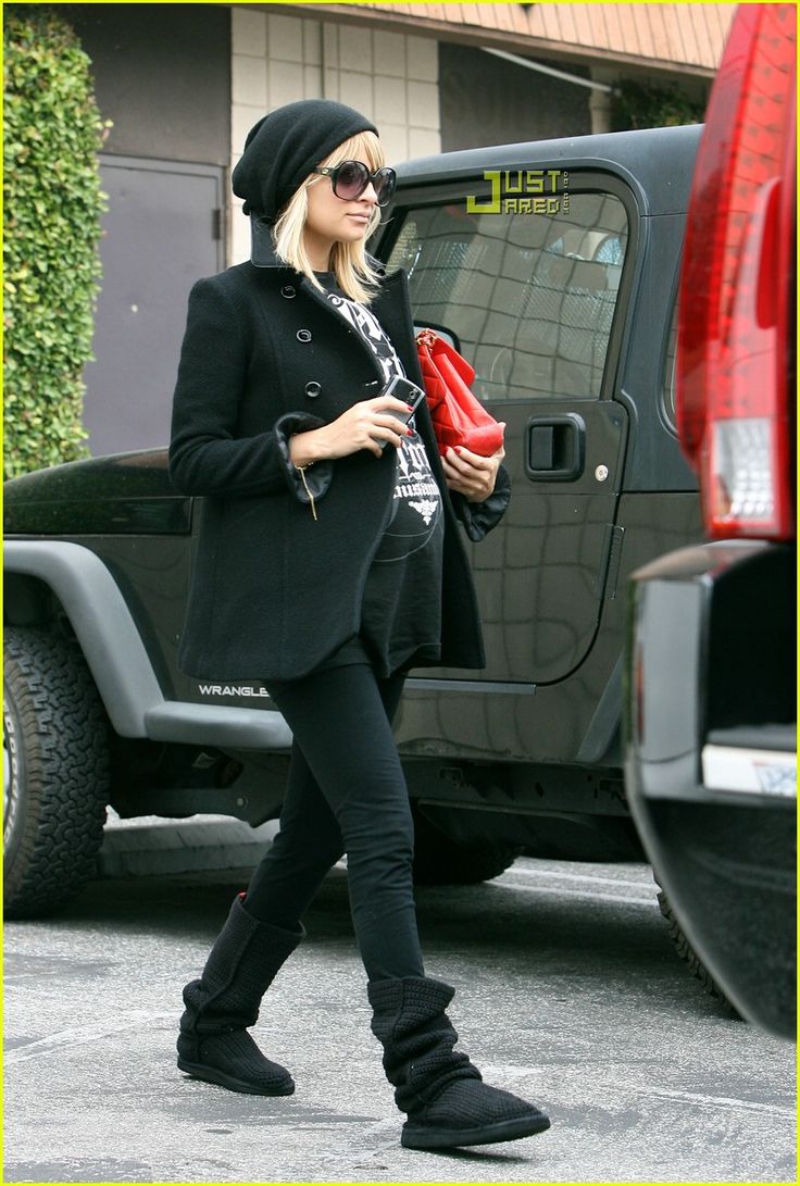 Nicole Richie Punk Maternity, Fashion Mum, Uggs Classic, Bump Fashion, How To Get Pregnant, Maternity Brands, Preggo Fashion, Pregnant Style, Pregnant Celebrities