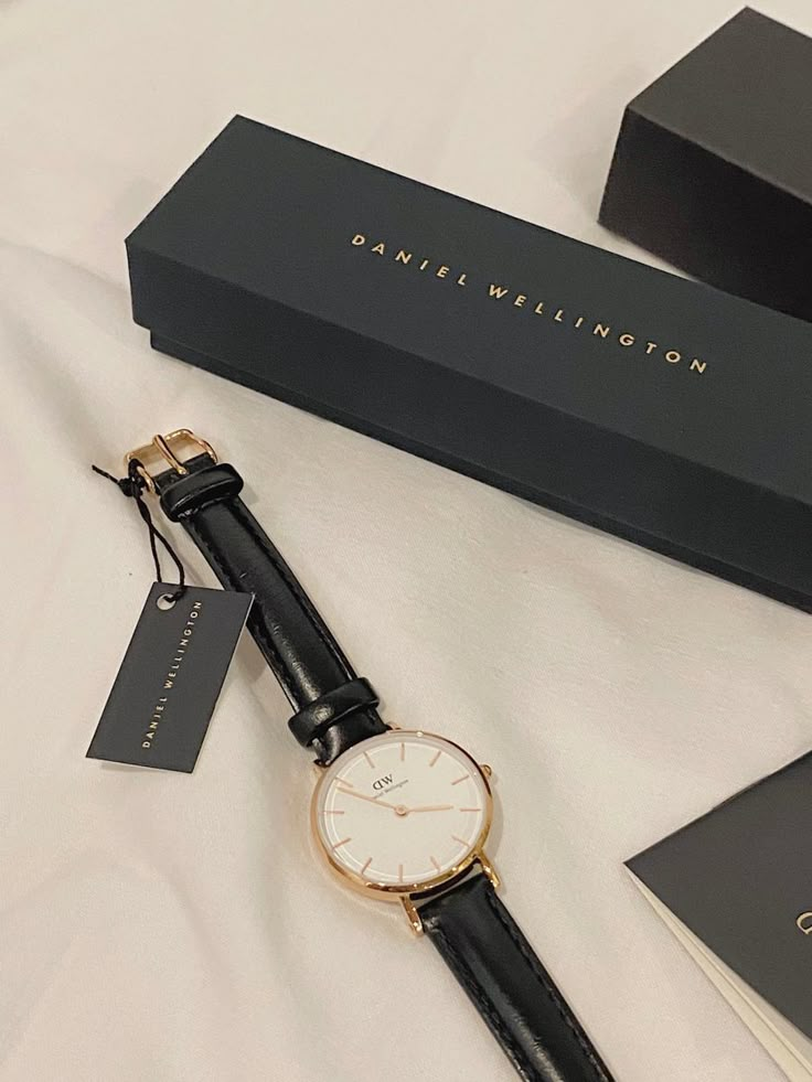 Daniel Wellington Watch Women, Elegant Watches Women, Classic Watch Women, Watches Women Simple, Watch Leather Strap, Pretty Watches, Daniel Wellington Watch, Fancy Watches, Vintage Watches Women