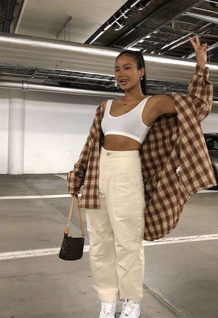 40s Mode, Looks Pinterest, Urban Outfitters Clothes, Brown Outfit, Foto Poses, Tomboy Style Outfits, Looks Street Style, Parking Garage, Streetwear Fashion Women