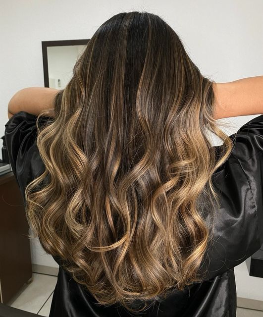 Oásis Cabelo & Arte on Instagram: "Castanho iluminado ✨ Agendamentos e informações pelo WhatsApp (19) 99737-1993 . . . #morenailuminada #castanhoiluminado #morena #newhair #hairstyle #haircut #instahair #hairdesign #haircolor #hair #beleza #sp #sbo #santabarbaradoeste #americanasp #americana #limeira #piracicaba #sumare #novaodessa #campinas #cabelo #oasiscabelos" Low Maintence Hair Color For Brunettes, Dark Brown Root With Light Brown, Dark Brown Shadow Root With Light Brown, Long Brown Hair With Blonde Highlights, Light Brown Hair With Dark Highlights, Rootmelt Brown, Moneypiece Hair Brunette, Light Brown Hair With Root Melt, Chocolate Brown Roots With Blonde Ends