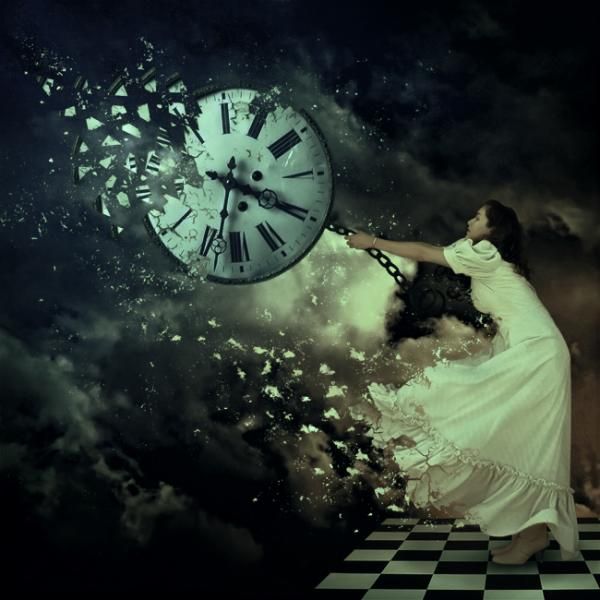 a woman holding a clock in her hand with the words, i tempo e ed