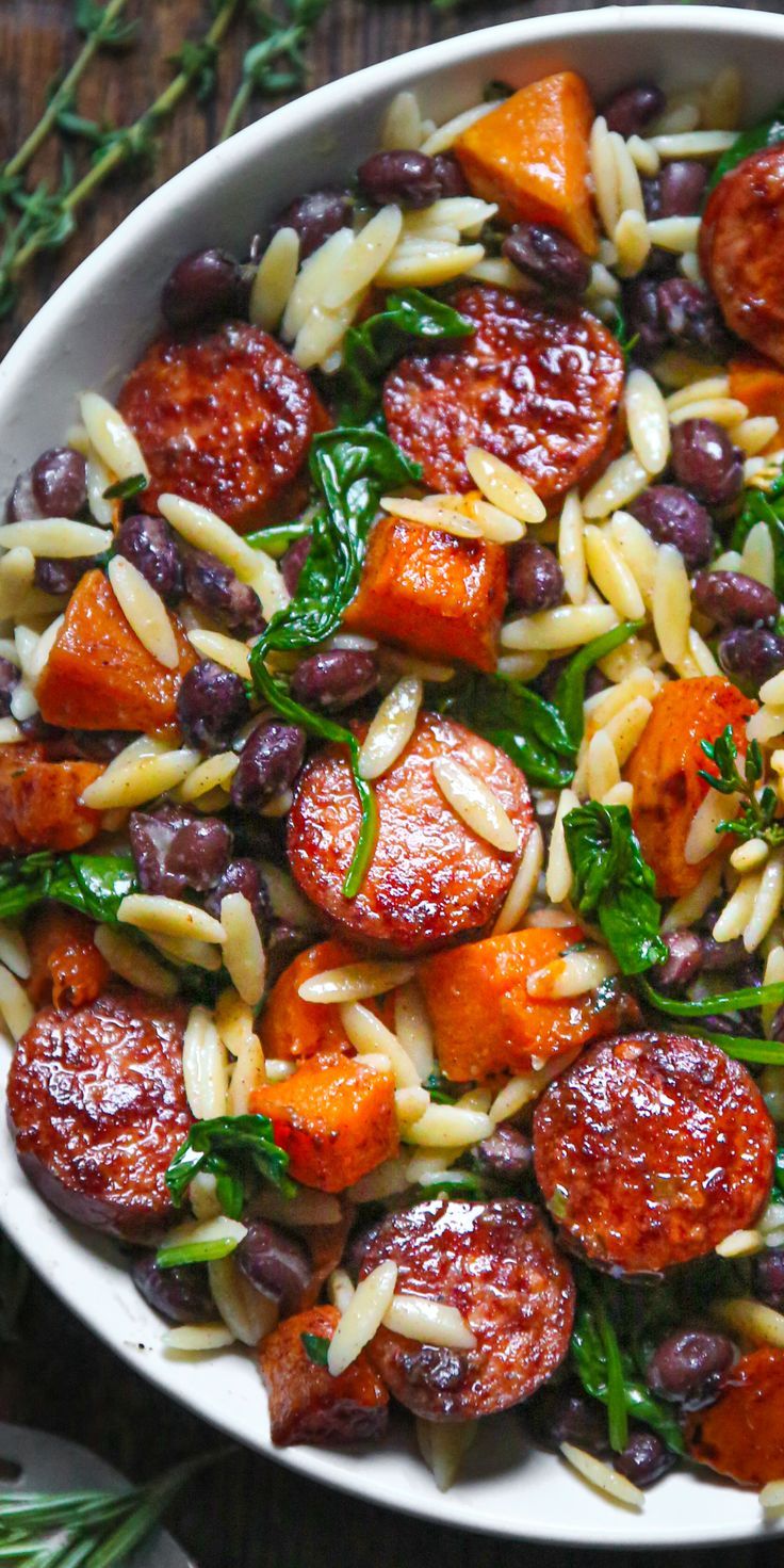 Butternut Squash and Black Bean Orzo with Sausage and Spinach in a white bowl. Orzo With Sausage, Butternut Squash And Sausage, Sausage Orzo, Sausage And Spinach, Autumn Dinner, Resep Pasta, Resep Diet, Fall Dinner, Squash Recipes