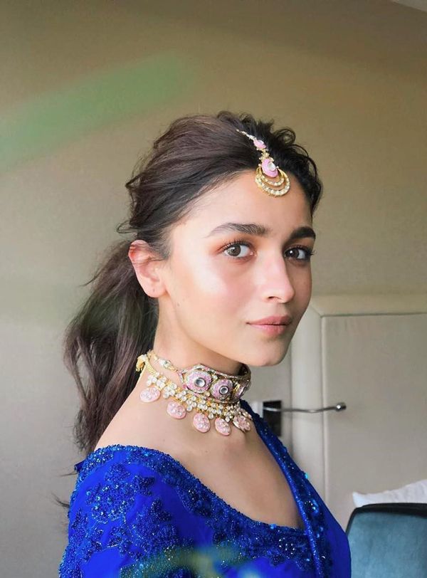 All the inside pictures of Alia Bhatt in her best friend's wedding. | Moviekoop Alia Bhatt Hairstyles, Alia Bhatt Photoshoot, Indian Makeup, Ethnic Outfits, Ranbir Kapoor, Indian Wedding Outfits, Neck Piece, Inspirational Celebrities, Saree Look