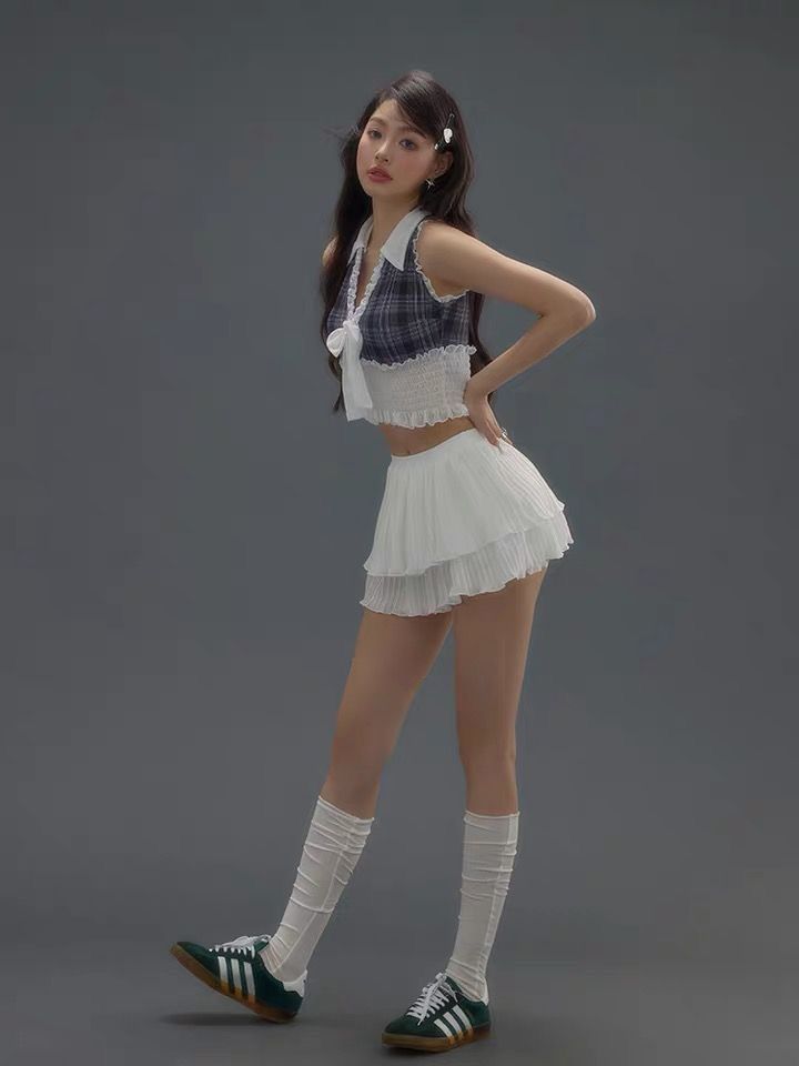 Poses Model, Outfit Ideas Cute, Top With Skirt, Cute Clothing, Models Makeup, In The Spotlight, Skirt White, Beauty And Fashion, Kpop Fashion Outfits