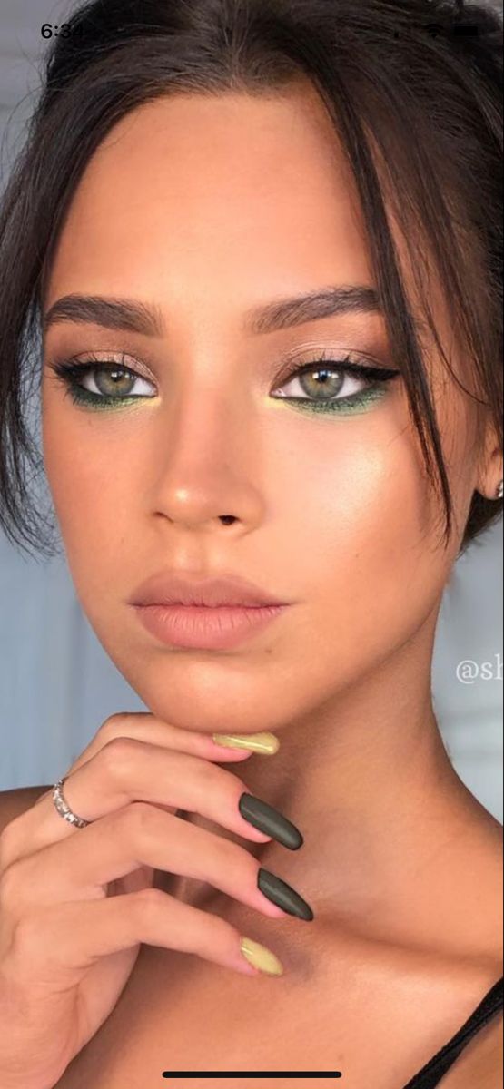 Make Up Inspiration Natural, Makeup Beauty Hacks, Blue Eyes Make Up, Makeup Verde, Green Makeup Look, Green Dress Makeup, Evening Eye Makeup, Ball Makeup, Tiktok Makeup