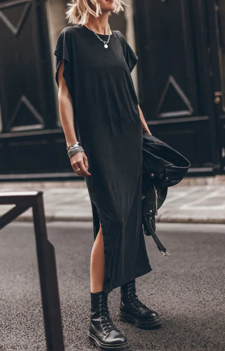 Short Sleeve Midi Dress Casual, Stil Rock, Plain Black Dress, Long Tshirt Dress, T Shirt Midi Dress, Dark Clothing, Batwing Dress, Open Sleeves, Oversized T Shirt Dress