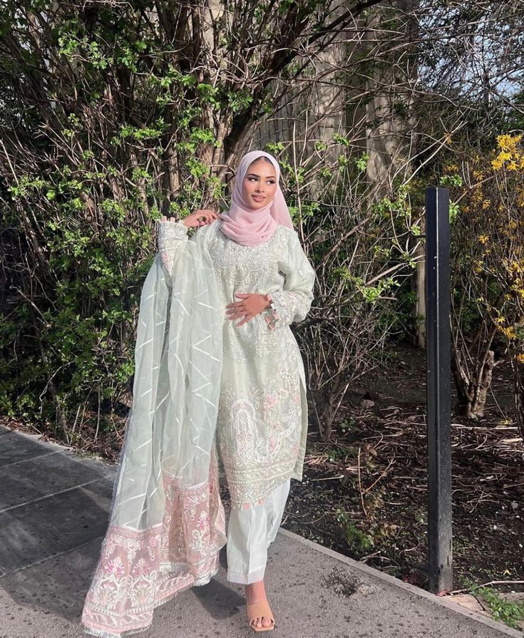 Hijabi Wedding Guest Outfit, Eid Outfits Pakistani, New Party Wear Dress, Eid Outfits Ideas, Eid Outfit Ideas, Dress Designs For Girls, Desi Dress, Desi Wedding Dresses, Fancy Suit