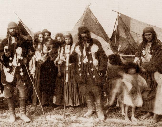 Kalderash Roma's camp | 1892 | Kotlyars’ felt hats could be of different styles — they were also borrowed from peasants of Eastern Europe. But as tabor tinkers went far from their motherland French or Russian people took their hats for a special Gypsy piece of clothes. Boho Life, Historical People, Photo Journal, Antique Photos, Mens Costumes, Historical Photos, Coming Soon, For Sale