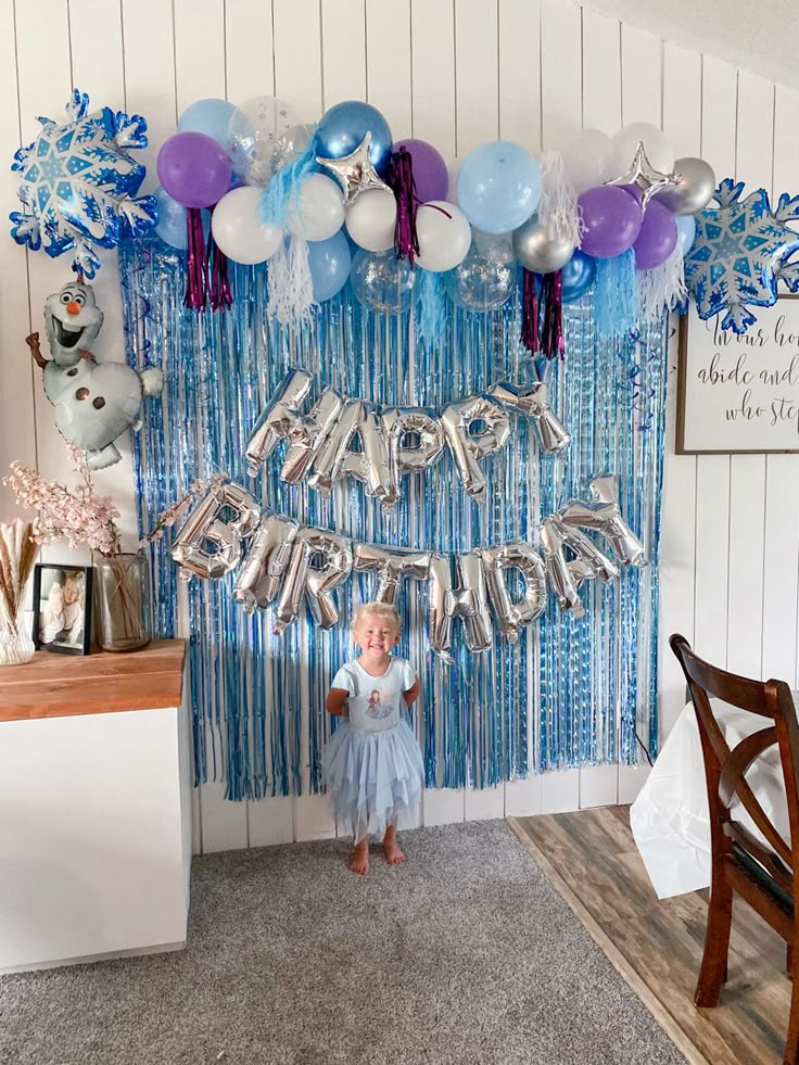 3rd Birthday Elsa Theme, Elsa Theme Party Ideas, Easy Frozen Birthday Decorations, Disney Frozen Party Decorations, Frozen Birthday Theme Ideas, Frozen Back Drop Ideas, Third Birthday Frozen Theme, Frozen One Year Old Party, Frozen Five Birthday