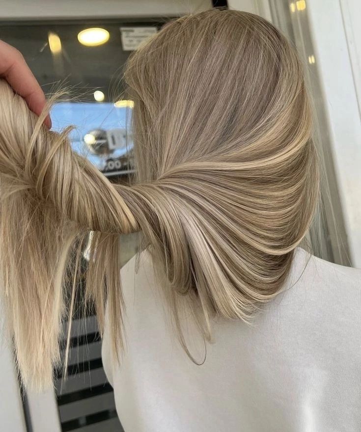 Cool Tones Blonde, Ashy Beige Blonde Hair, Hairdressing Aesthetic, Blonde Hair 2024, Linen Blonde, Rich Blonde, Beachy Balayage, Minimalistic Wedding Dress, Beige Blonde Hair