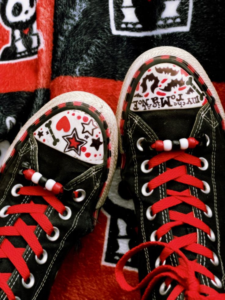 Emo Shoes, Doodle Shoes, Diy Converse, Converse Design, Grunge Shoes, Ways To Lace Shoes, Cute Converse, Custom Shoes Diy, Diy Sneakers