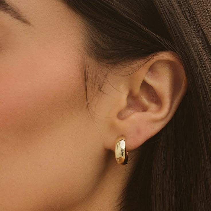 *Buy 2 items, Get 15% OFF your order. Coupon applied at checkout.* Create an effortless look with our small dome hoop earrings. The perfect everyday lightweight hoop to add style to your outfits. These small chunky hoops come in high quality 18k gold plating. 18K Gold Hoop Earrings Small Hoop Earrings Chunky Hoop Earrings Statement Earrings Small Chunky Hoops Gold Hoops Gold Earrings Gift for Her   - Hypoallergenic  - Diameter: 15.5 mm. - Thickness: 6 mm. - Made in 18k gold plated - 1 Year warranty All jewelry is handmade & designed by hand from Heart Made of Gold. GIFT WRAP AVAILABLE TO PURCHASE: https://www.etsy.com/listing/902780367/gift-wrap-for-gift-jewelry-pouch-jewelry?ref=shop_home_active_1&pro=1 HOW TO CARE FOR YOUR JEWELRY + All gold plated jewelry has a coat to help from tarnish Gold Hoops Aesthetic, Gold Hoop Earrings Aesthetic, Hoop Earrings Aesthetic, Thick Gold Hoop Earrings, Hoop Earrings Chunky, Earrings Small Hoop, Thick Gold Hoops, Chunky Gold Hoop Earrings, Bridesmaid Earrings Gold