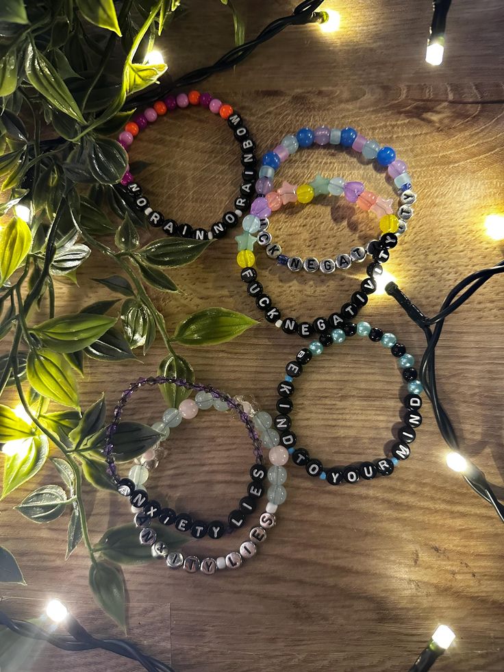 Bracelets with beautiful affirmations to remind you of the most important things in your stressful everyday life.✨ Beautiful Affirmations, Message Positif, Positive Messages, Everyday Life, Affirmations, Jewelry Bracelets, Beaded Bracelets, Germany, Rainbow