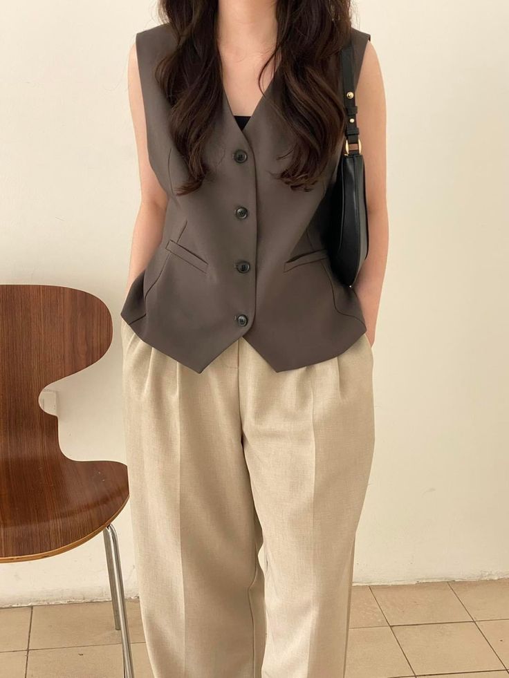 Waist Coat Outfit Women, Outfit For Short Girl, Blazer Vest Outfit, Vest Top Outfits, 2024 Ootd, Skirt Outfits Korean, Boss Lady Style, Internship Outfit, Chic Black Outfits