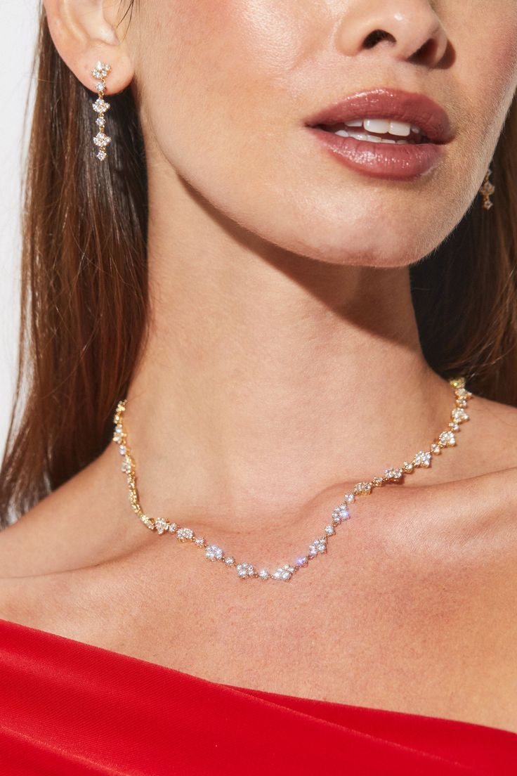 Be the star of the show in this all-around CZ motif pattern necklace! Subtle, understated glamour with a hint of sparkle — perfect for day or evening. Wedding Dress Necklaces, Sweetheart Neckline Jewelry, Jewelry For Dress, Glittery Jewelry, Wedding Dress Necklace, Understated Glamour, Evening Jewelry, Antique Jewelry Necklace, Starry Nights