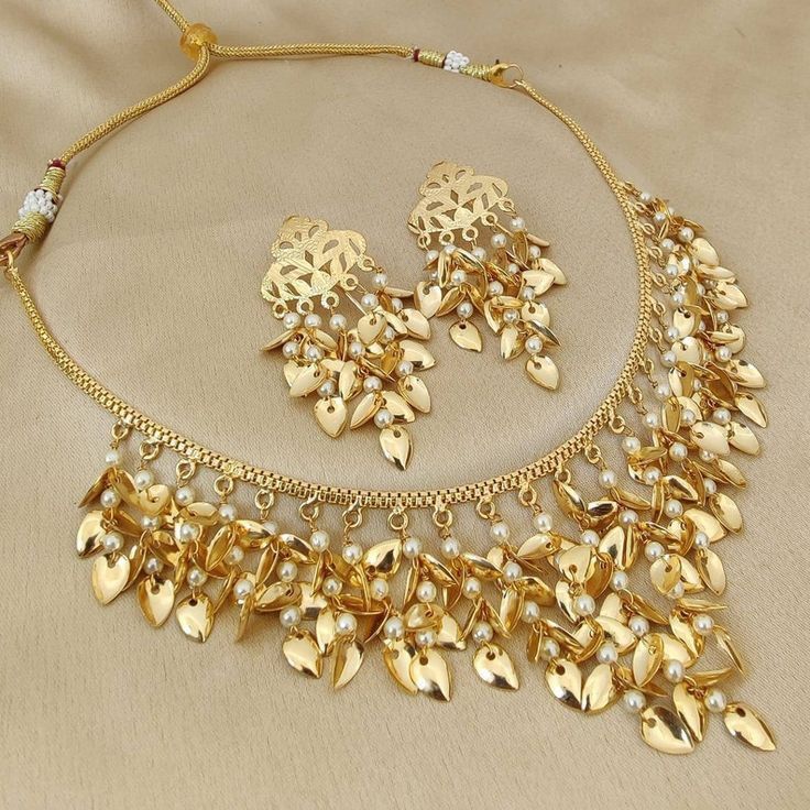 Stylish Lady, Indian Jewelry Earrings, Beads Choker, Gold Jewelry Outfits, Bridal Jewelry Vintage, Antique Jewellery Designs, Kundan Choker, Jewelry Set Design, Gold Necklace Indian Bridal Jewelry