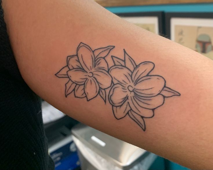 A tattoo of jasmine flowers (or rather known as sampaguita in the Philippines) is shown on the inner upper-left arm. Filipino Sampaguita Tattoo, Sampaguita Tattoo Philippines, Sampaguita Flower Tattoo Philippines, Filipino Tattoo Design, Philippines Tattoo Woman, Venezuelan Tattoo, Filipino Flower Tattoo, Philippines Tattoo Ideas, Sampaguita Tattoo