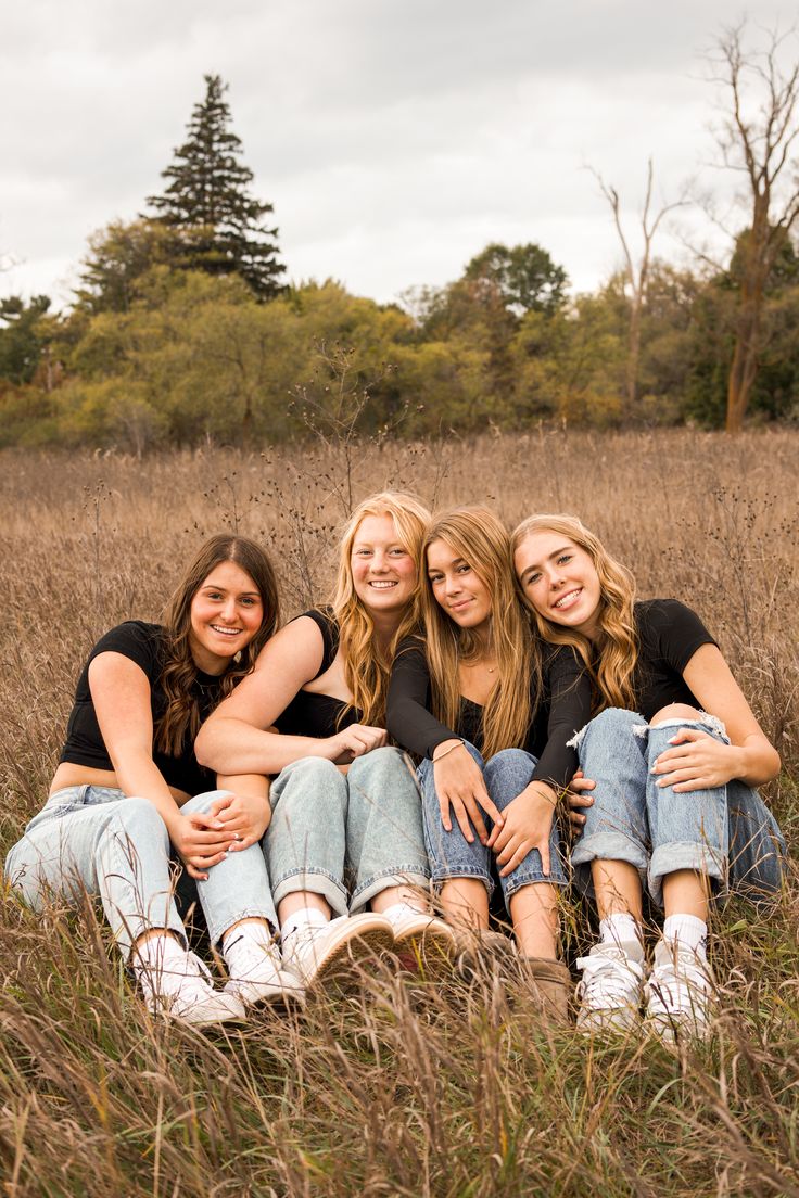 fall pictures, best friends, photoshopt Friends Fall Photoshoot Ideas, Fun Poses For Friends, Best Friend Poses 3 People, Group Standing Pose, Friends Portrait Photography, 3 Best Friend Photoshoot Poses, Friend Group Picture Poses, Fall Poses For Instagram With Friends, Photo Ideas 4 Friends