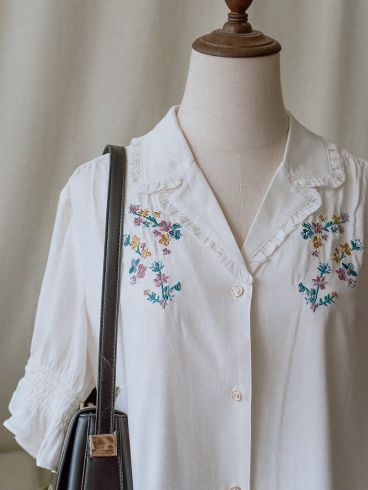 Get this vintage blouse in Simple Retro. 2021 Spring/Summer simple retro style. History Bounding, Blouse Simple, Cleanser For Oily Skin, White Victorian, Victorian Blouse, Simple Retro, Look Retro, Simple Blouse, Vintage Blouse