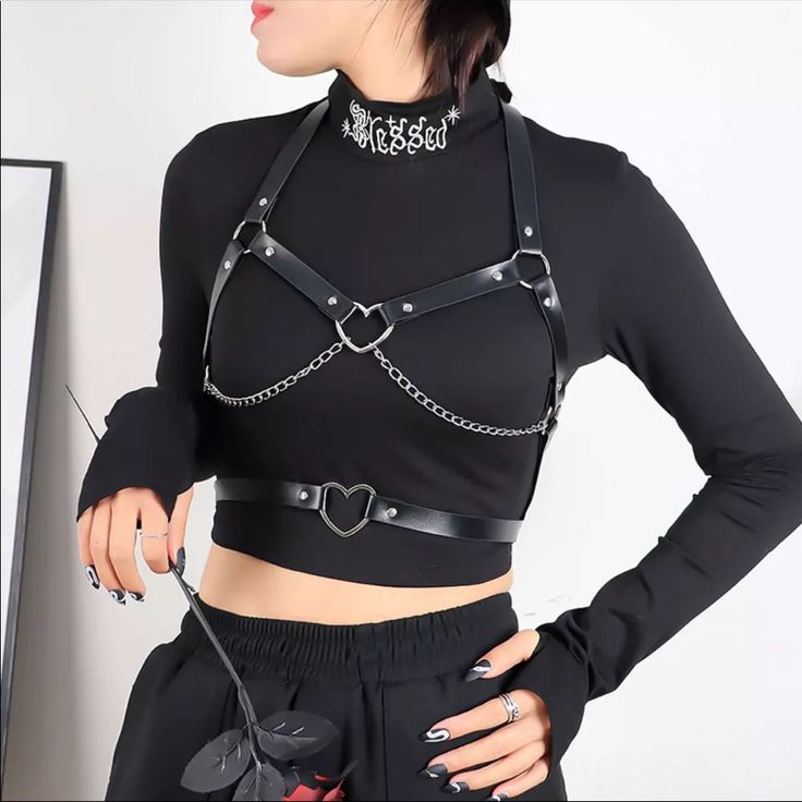 Heart Shaped Chest Harness Belt One Size -Alloy Silver Heart Shaped Ring -Alloy Silver Chain (Non Detachable) -Faux Leather -Adjustable Straps -Silver Studded -Alloy O-Ring Connect All Belts -Lightweight Brand New Gothic Wardrobe, Harness Outfit, Rock Style Outfits, Rock Style Clothing, Mode Hippie, Suspenders For Women, Diy Vetement, Black Pants Men, Punk Rock Fashion