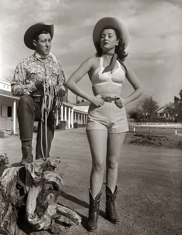 15 Amazing Vintage Photos of Truly Cowgirls ~ vintage everyday Mode Country, Foto Cowgirl, Cowgirl Boots Outfit, Retro Cowgirl, Vintage Western Wear, Cowgirl Look, Retro Pictures, Wilde Westen, Vintage Cowgirl