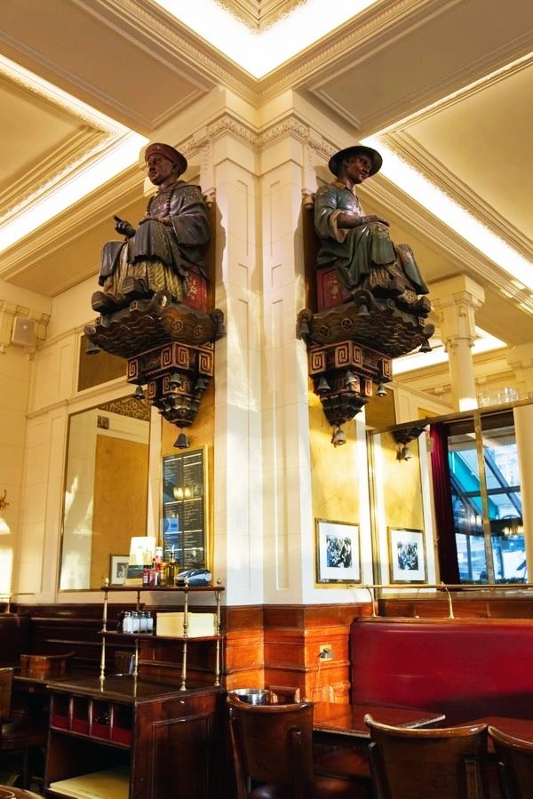 there are two statues in the middle of this restaurant