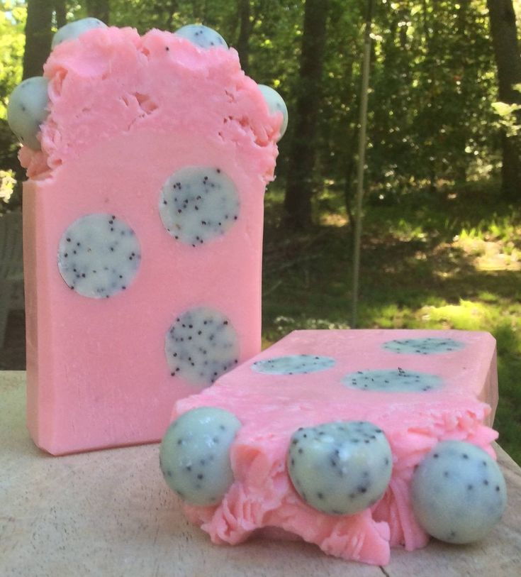 Soap Design Ideas, Wax Lips, Easy Soap Recipes, Dessert Soap, Dragon Fruit Smoothie, Soap Design, Soap Bars, Soap Gift, Handcrafted Soaps