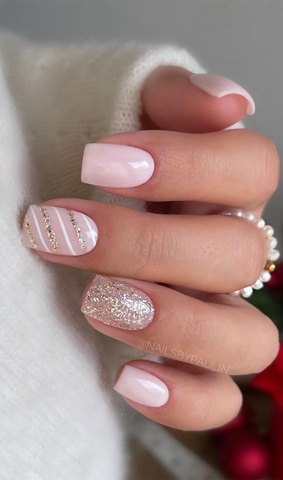 Christmas Nails Glitter, Pink Glitter Nails, Christmas Gel Nails, Christmas Nails Acrylic, Short Acrylic Nails Designs, Dipped Nails, Xmas Nails, Christmas Nail, Christmas Nail Art