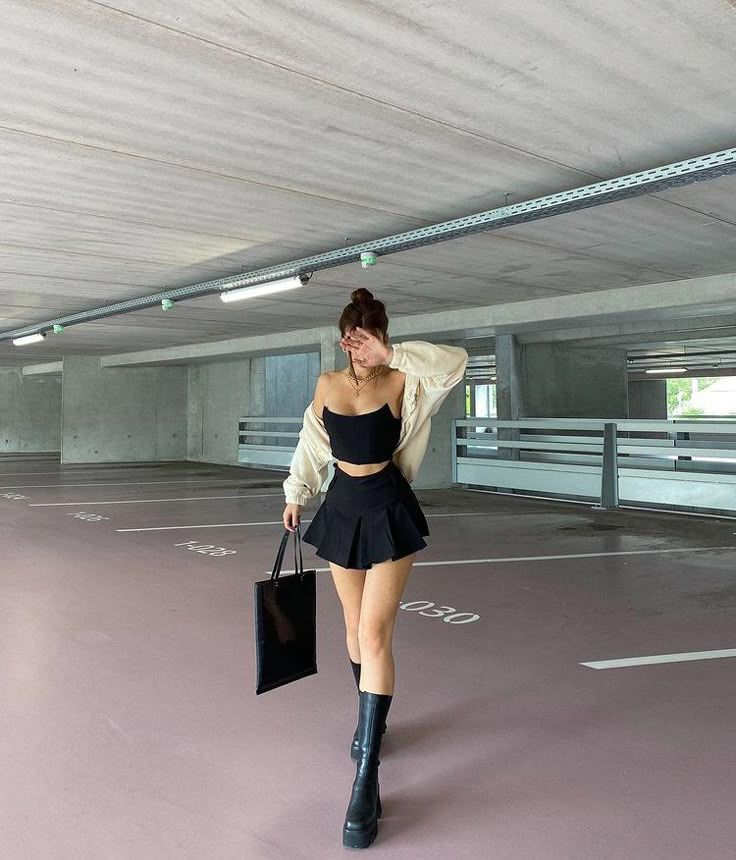 Black Tennis Skirt Outfit, Outfit Botas, Black Tennis Skirt, Tennis Skirt Outfit, Pose Fotografi, Foto Poses, Parking Garage, Edgy Outfits, Lookbook Outfits