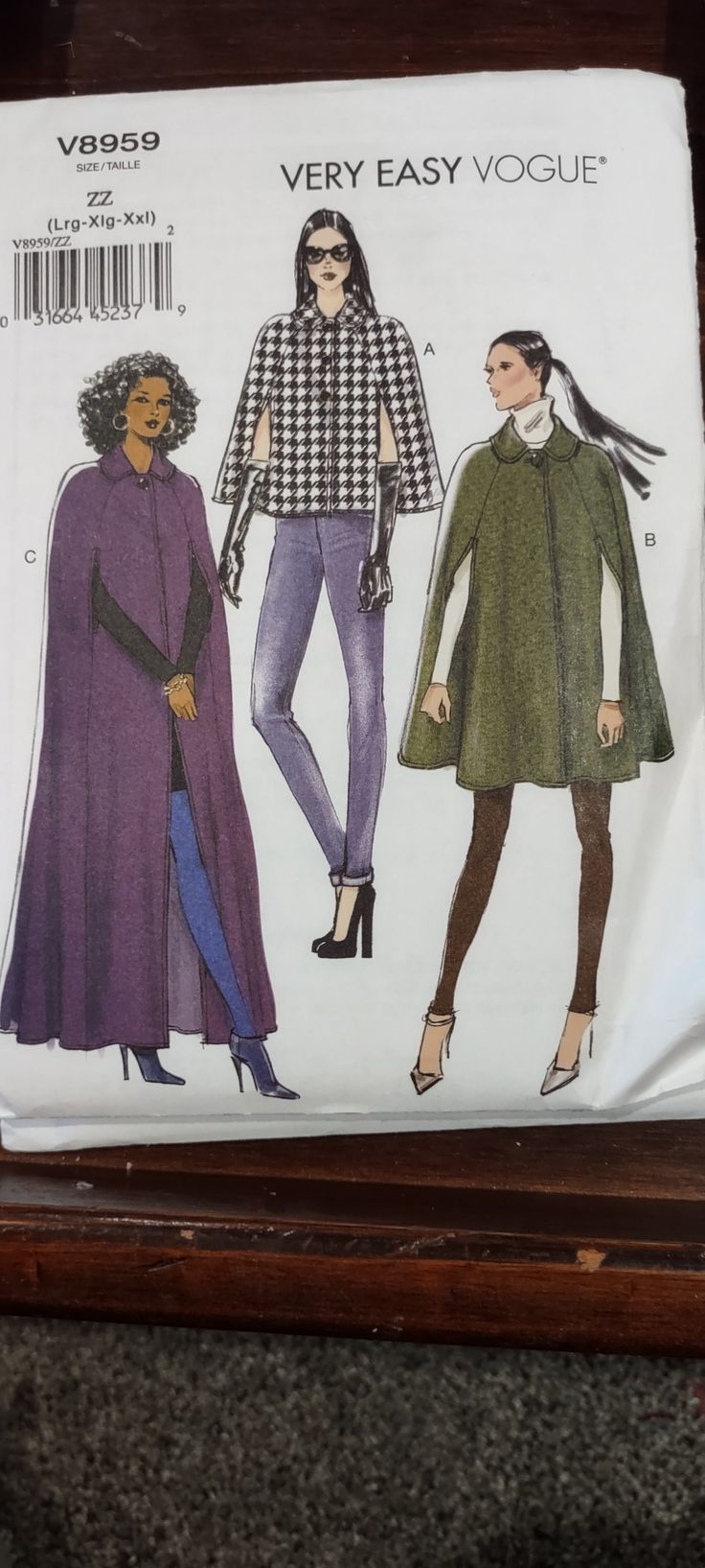 two women's coats and one woman's coat are shown in this sewing pattern