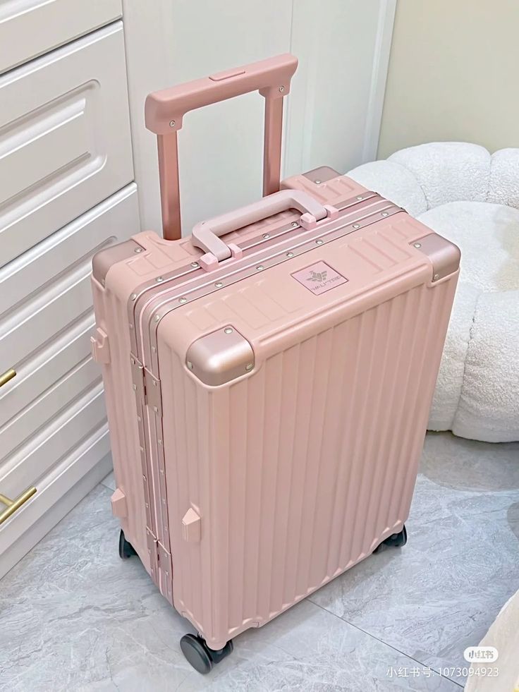 Koper Aesthetic, Koper Traveling Aesthetic, Koper Traveling, Big Suitcases, Pink Suitcase, Pink Luggage, Formal Bag, Cute Suitcases, Cute Luggage