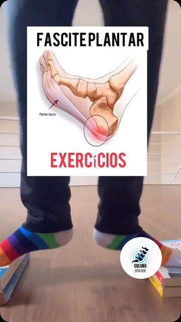 a person standing on top of a wooden floor holding a book with the words fascieplanter exercicos