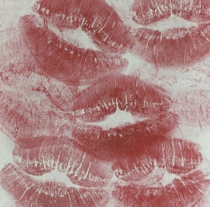 red lips are lined up in the shape of a circle